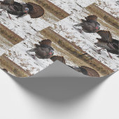 Wilde Türkei, die sich mit ihren Füßen Geschenkpapier (Ecke)