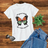 Wilde und freie moderne Boho-Schmetterlingstypogra T-Shirt