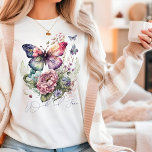 Wilde und gratis Schmetterlingsflora wild lebende<br><div class="desc">Wilde und freie Schmetterlingsflora Wilde Blume Womens Tshirt Fashion Top präsentiert eine farbenfrohe Aquarell-Illustration von Schmetterlingen und Blume mit dem Text "Wild and free" in moderner Schriftzypografie. Perfektes Geschenk für sie zum Geburtstag,  Weihnachten,  Muttertag und vieles mehr. Von Evco Studio entworfen www.zazzle.com/store/evcostudio</div>