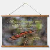 Wilde und kostenlose Quote Dragonfly Fotografie Na Wandteppich Mit Holzrahmen (Vorne)