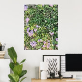 Wilde violette Blumen in natürlicher Garteneinstel Poster (Heimbüro)
