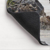 Wildebeest springt in den Mara River Mousepad (Ecke)