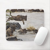 Wildebeest springt in den Mara River Mousepad (Mit Mouse)