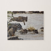 Wildebeest springt in den Mara River Puzzle (Horizontal)