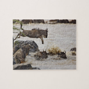 Wildebeest springt in den Mara River Puzzle