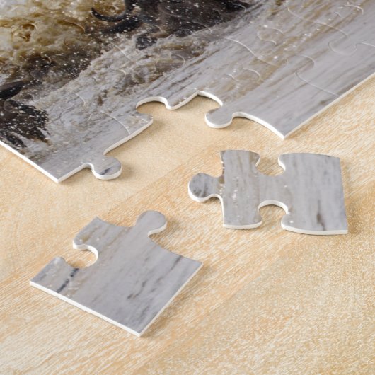 Wildebeest springt in den Mara River Puzzle (Seite)