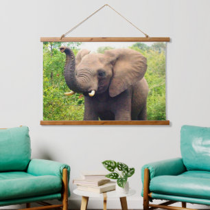 Wilder afrikanischer Elefant im Dschungel an der h Wandteppich Mit Holzrahmen