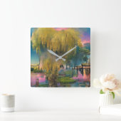 Wilder Baum bei Sonnenuntergang am Teich Quadratische Wanduhr (Zuhause)