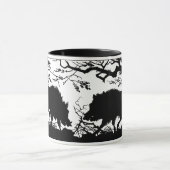 Wilder Eber, der in einem Wald - deutsche Tasse (Zentrum)