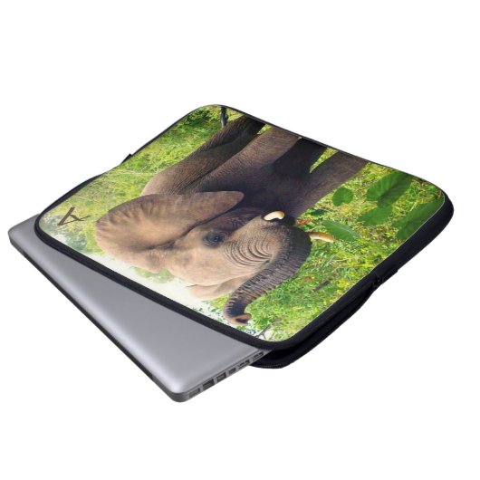 Wilder Elefant mit tropischen Pflanze und Monogram Laptopschutzhülle (Vorne Knopf)
