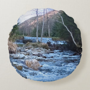 Wilder Gebirgsfluss - Wilde Natur Rumänien  Rundes Kissen