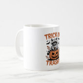 Wilder Halloween-Streich oder Müll Kaffeetasse (Vorderseite Links)