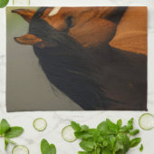 Wilder Hengst, Goldenes Licht und Regenbogen Geschirrtuch (Gefaltet)