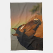 Wilder Hengst, Goldenes Licht und Regenbogen Geschirrtuch (Vertikal)