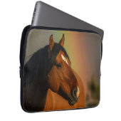 Wilder Hengst, Goldenes Licht und Regenbogen Laptopschutzhülle (Vorne Rechts)