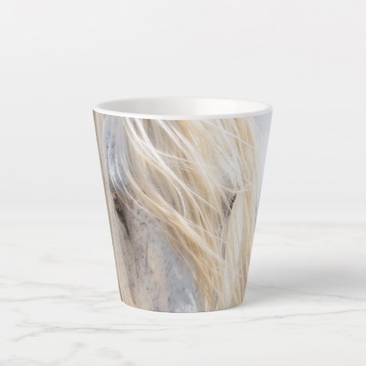 Wilder Hengst Latte Tasse (Vorderseite)