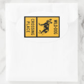 Wilder Hund überquert Platz, Zeichen, Simbabwe Ovaler Aufkleber (Tasche)