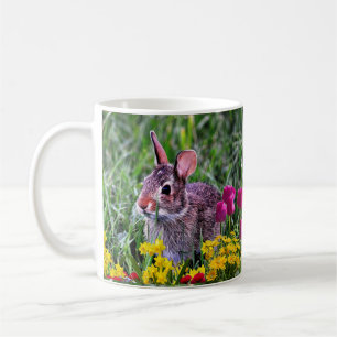 Wilder Kaninchen und rosa Tulpen Frühlingszeit  Kaffeetasse