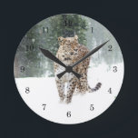 Wilder Leopard im Schnee Runde Wanduhr<br><div class="desc">Wildleopard im Schnee</div>
