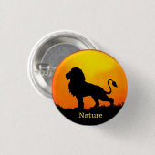 Wilder Löwe, Sonnenaufgang & Kalligraphie auf eine Button (Vorne & Hinten)