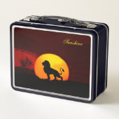 Wilder Löwe, Sonnenaufgang & Kalligraphie auf eine Metall Brotdose (Rückseite)