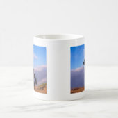 Wilder schwarzer Stallion, der Pferd züchtet Kaffeetasse (Mittel)