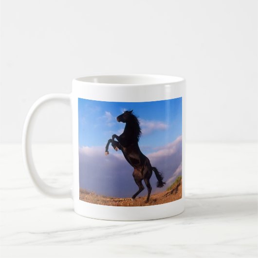 Wilder schwarzer Stallion, der Pferd züchtet Kaffeetasse (Links)