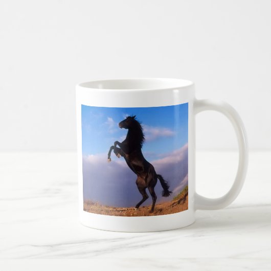 Wilder schwarzer Stallion, der Pferd züchtet Kaffeetasse (Rechts)