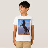 Wilder schwarzer Stallion, der Pferd züchtet T-Shirt (Vorne ganz)