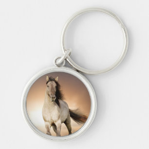 Wilder Stallion, der in Sonnenuntergang läuft Schlüsselanhänger