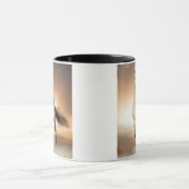 Wilder Stallion, der in Sonnenuntergang läuft Tasse (Zentrum)