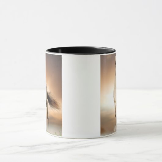 Wilder Stallion, der in Sonnenuntergang läuft Tasse (Zentrum)