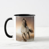 Wilder Stallion, der in Sonnenuntergang läuft Tasse (Links)