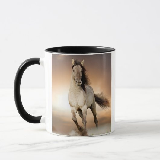 Wilder Stallion, der in Sonnenuntergang läuft Tasse (Links)