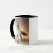 Wilder Stallion, der in Sonnenuntergang läuft Tasse (Vorderseite Links)