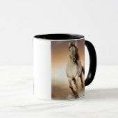 Wilder Stallion, der in Sonnenuntergang läuft Tasse (VorderseiteRechts)