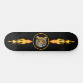 Wilder Tiger, Flammen auf der schwarzen Skateboard (Horizontal)