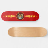 Wilder Tiger, Flammen auf rot Skateboard (Horizontal)