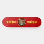 Wilder Tiger, Flammen auf rot Skateboard (Horizontal)
