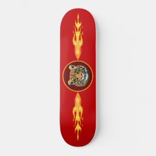 Wilder Tiger, Flammen auf Rot Skateboard