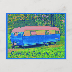 Wilder und fröhlicher Retro-Campinganhänger Postkarte