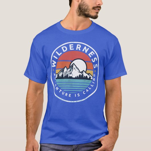 Wilderness Adventure Is Calling Hiking Camping fam T-Shirt (Vorderseite)