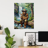Wilderness Embrace: Sasquatch und das junge Hirsch Poster (Heimbüro)