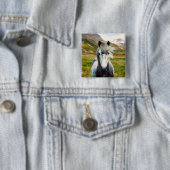 Wildes graues Pferd in den Bergen Button (Beispiel)