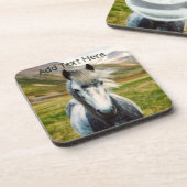 Wildes graues Pferd in den Bergen Getränkeuntersetzer (Linke Seite)