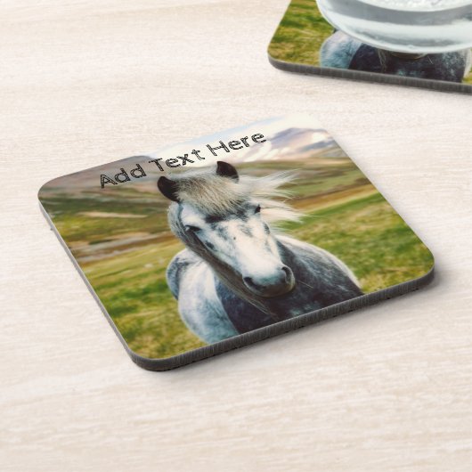 Wildes graues Pferd in den Bergen Getränkeuntersetzer (Linke Seite)