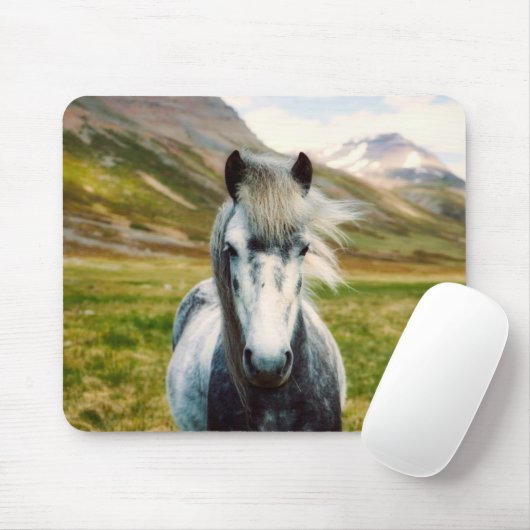 Wildes graues Pferd in den Bergen Mousepad (Mit Mouse)