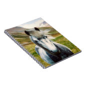 Wildes graues Pferd in den Bergen Notizblock (Rechte Seite)