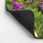 Wildes Kaninchen im Blumengarten Mousepad (Ecke)