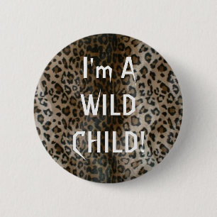 Wildes Kind auf Leopard-Druck-Button Button